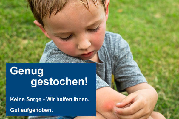 Junge beguckt sich seinen gestochenen Arm