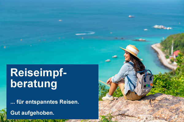 Frau sitzt am Meer auf einer Klippe
