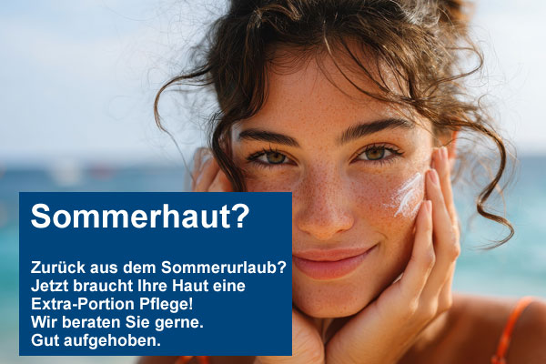 Frau cremt sich das Gesicht mit Sonnenschutz